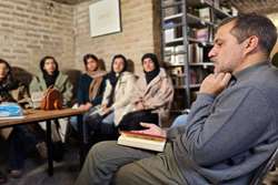 سی امین حلقه کتاب کانون دانشجویی ادبی رویش با کتاب «آس و پاس در پاریس و لندن»