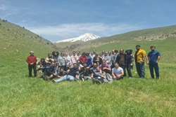 صعود پرنشاط کارکنان بیمارستان فارابی به دشت شقایق لار
