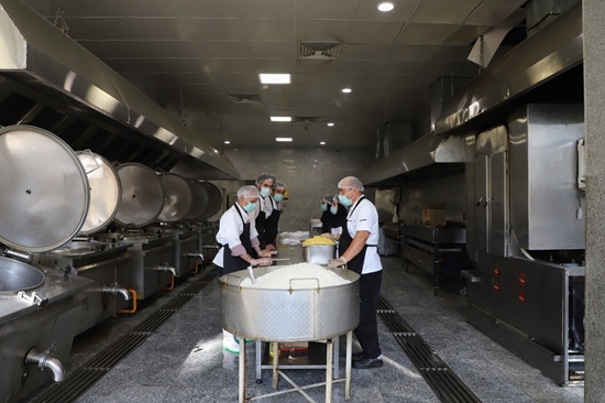 بازدید مدیر امور دانشجویی با همراهی اعضای هیئت علمی دانشکده تغذیه از آشپزخانه مجتمع مرکزی کوی علوم پزشکی تهران 