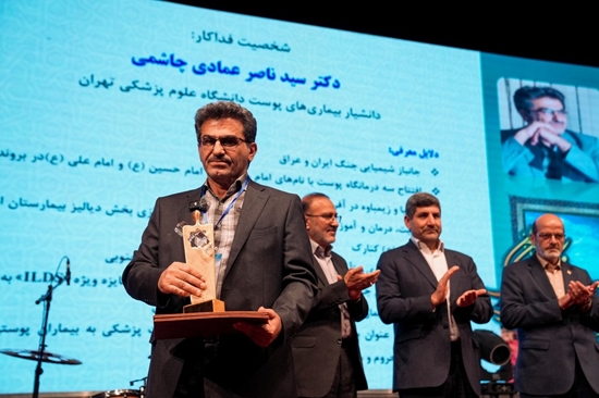 دو دانشجوی دانشگاه علوم پزشکی تهران، گروه جهادی شهید هدایت و دکتر عمادی چاشمی در سیزدهمین آیین اعطای تندیس ملی فداکاری برگزیده ش 