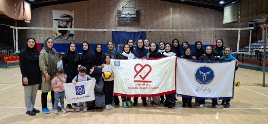 جام قهرمانی در دستان بانوان والیبالیست بیمارستان مرکز قلب دانشگاه علوم پزشکی تهران 