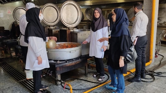 بازدید کارشناسان بهداشت مرکز بهداشت و درمان دانشجویان از آشپزخانه، مراکز توزیع غذا و سالن های غذاخوری دانشگاه 