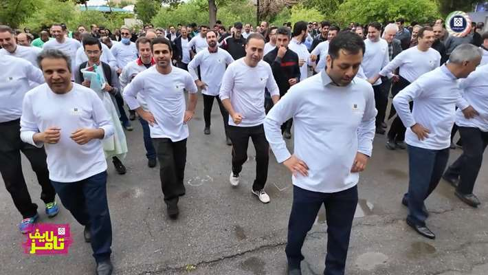 تامز لایف: پیاده روی دانشجویان، کارکنان و اعضای هیئت علمی دانشگاه علوم پزشکی تهران در باران بهاری