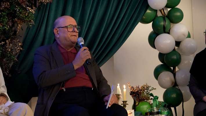 قصیده‌خوانی دکتر سید منصور گتمیری در استقبال از عمان سامانی در شب شعر آبی تر از آیینه 