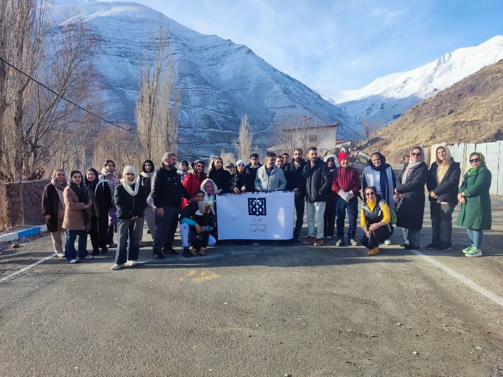 کوهگشت پاییزی کارکنان بیمارستان یاس در دامنه های شهرستانک